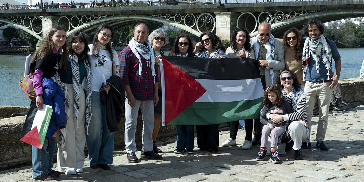 Comunidad palestina de Sevilla en el muelle de la sal